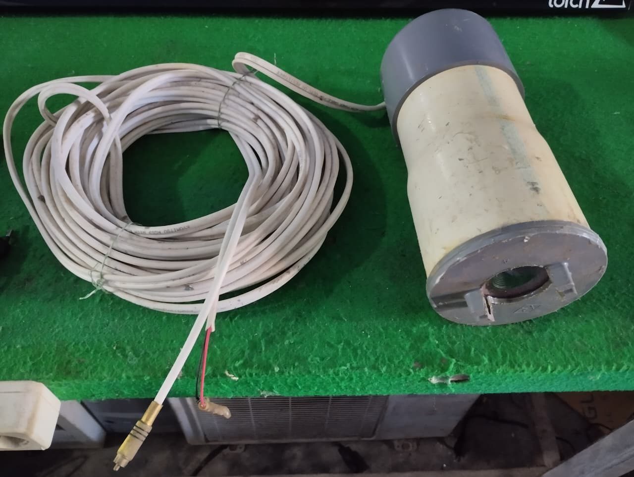 Sensor pemantau keberadaan ikan dalam air, lengkap dengan kabel sinyal sepanjang puluhan meter