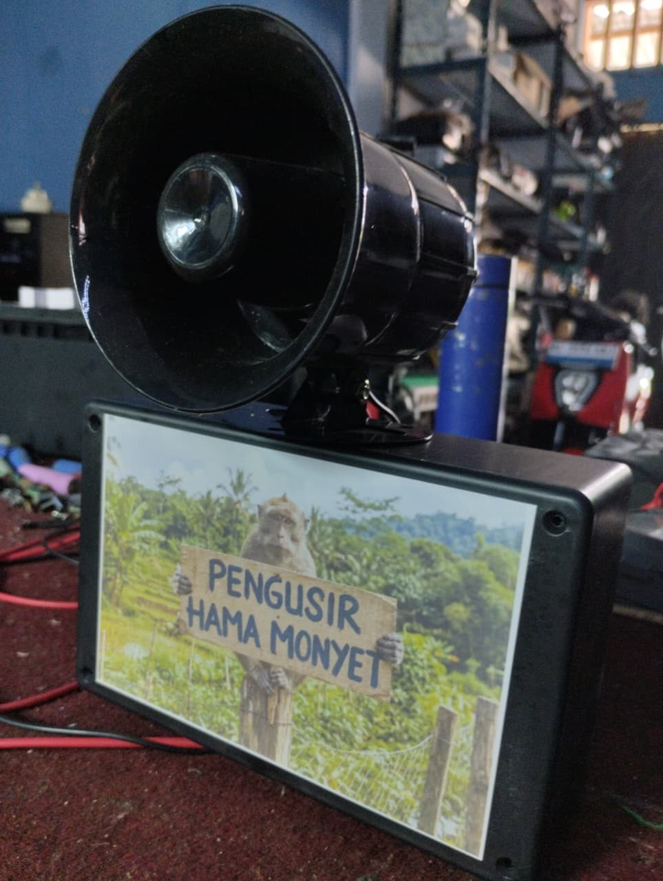Alat pengusir hama monyet berupa horn speaker dengan kotak kendali bertuliskan Pengusir Hama Monyet